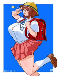 1girl alternate_breast_size alternate_costume backpack bag blue_background blue_ribbon blush breasts brown_hair button_gap collared_shirt commentary_request crime_prevention_buzzer dated foot_out_of_frame green_eyes hat heterochromia highres holding_strap huge_breasts itini-sanshi kindergarten_uniform large_breasts loafers looking_at_viewer neck_ribbon official_alternate_costume open_mouth pink_skirt pleated_skirt randoseru red_eyes ribbon rozen_maiden school_hat school_uniform shirt shoes short_hair simple_background skirt smile solo souseiseki standing standing_on_one_leg star_(symbol) tented_shirt two-tone_background white_background white_shirt