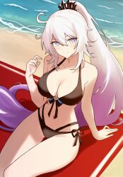 1girl absurdres ahoge beach beach_mat bikini black_bikini black_tiara blue_eyes breasts cleavage commentary english_commentary highres honkai_(series) honkai_impact_3rd kiana_kaslana kiana_kaslana_(herrscher_of_finality) large_breasts long_hair looking_at_viewer multicolored_hair navel ocean outdoors purple_hair sand smile solo star-shaped_pupils star_(symbol) stomach swimsuit symbol-shaped_pupils tiara two-tone_hair very_long_hair white_hair yue_kanade