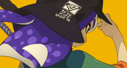 1boy adjusting_clothes adjusting_headwear aviator_cap black_hat blue_shirt closed_mouth commentary_request e-liter_4k_(splatoon) expressionless green_shirt hat highres inkling inkling_boy inkling_player_character long_hair male_focus multicolored_shirt nintendo orange_shirt purple_hair shirt solo splatoon_(series) surume01417 tentacle_hair trap yellow_background yellow_eyes
