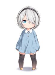 1girl 2b_(nier:automata) aged_down android black_hairband blue_dress blue_eyes blue_pupils child commentary dress full_body hair_over_one_eye hairband highres nier:automata nier_(series) short_dress short_hair simple_background solo standing tamase_tama white_background
