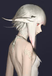 1girl au_ra back bare_shoulders black_background breasts closed_mouth commentary commentary_request dragon_horns english_commentary expressionless final_fantasy final_fantasy_xiv from_side guyiqwq highres horns mixed-language_commentary profile red_eyes ribbon scales short_hair sideboob sidelocks simple_background small_breasts solo upper_body warrior_of_light_(ff14) white_hair white_horns white_scales