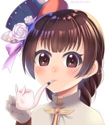 1girl acolyte_(ragnarok_online) black_hat blush brown_eyes brown_hair capelet closed_mouth commentary_request flower gloves grey_gloves hat hat_flower highres long_hair long_sleeves looking_at_viewer ragnarok_online rose simple_background smile smoking_pipe solo sugata_ubo top_hat upper_body white_background white_capelet white_flower white_rose