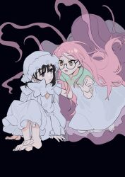 2girls absurdres aged_down alien_stage barefoot black_hair child chinese_commentary closed_mouth collar commentary dress frilled_collar frills glasses highres long_hair long_sleeves mizi_(alien_stage) multiple_girls open_mouth pink_hair purple_eyes round_eyewear short_hair short_sleeves sua_(alien_stage) tuxiaoning_not very_long_hair white_dress yellow_eyes