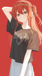 1girl absurdres bocchi_the_rock! breasts green_eyes haimaotuanzi highres kita_ikuyo long_hair looking_at_viewer medium_breasts midriff_peek red_background red_hair shirt shirt_overhang side_ponytail skirt solo standing t-shirt