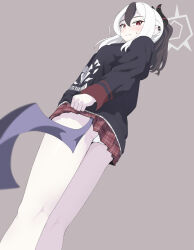 1girl black_hair black_hoodie black_horns black_wings blue_archive closed_mouth commentary_request grey_background grey_halo hair_between_eyes halo highres hood hood_down hoodie horns kayoko_(blue_archive) kneepits long_sleeves looking_at_viewer looking_back looking_down low_wings multicolored_hair panties pleated_skirt ponytail red_eyes red_skirt simple_background single_wing skirt solo two-tone_hair unamaso underwear white_hair white_panties wings
