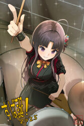 1girl ahoge arm_up awa_subaru black_hair black_kimono blush clenched_teeth commentary_request dated drum drum_set drumsticks girls_band_cry hair_intakes hair_ornament highres holding holding_drumsticks index_finger_raised instrument japanese_clothes kimono kuuhaku_to_catharsis long_hair open_mouth pantyhose parted_bangs purple_eyes sidelocks sitting solo teeth translation_request udon_f yellow_background yellow_pantyhose