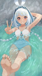 1girl barefoot blush botan_m braid dark_skin foot_up genshin_impact grin highres looking_at_viewer mualani_(genshin_impact) mualani_(hot_springs)_(genshin_impact) red_eyes smile soles solo swimsuit tan tanline toes v water wet