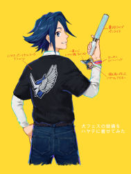 1boy black_shirt blue_eyes blue_hair chibi freyja_wion hayate_immelmann highres charm_(object) light_stick long_sleeves looking_back macross macross_delta male_focus mosako shirt smile solo vf-31 yellow_background