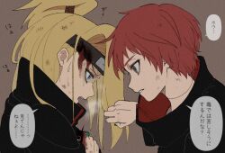 2boys akatsuki_uniform blonde_hair blood blood_on_face blue_eyes brown_eyes bruise bruise_on_face commentary_request deidara_(naruto) forehead_protector from_side furrowed_brow injury kooda long_hair male_focus multiple_boys naruto_(series) open_mouth parted_lips profile red_hair sasori_(naruto) speech_bubble sweat teeth torn_clothes translation_request upper_body upper_teeth_only