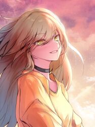 1girl alternate_costume black_choker breasts brown_hair choker e20_(79324944) girls&#039;_frontline highres long_hair long_sleeves looking_at_viewer open_mouth parted_lips scar scar_across_eye scar_on_face shirt small_breasts smile solo sunset teeth ump45_(girls&#039;_frontline) upper_body yellow_eyes yellow_shirt