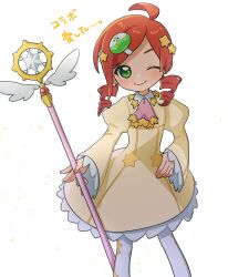 1girl ;) absurdres ahoge andou_ringo cardcaptor_sakura cardcaptor_sakura_clear_card_arc character_hair_ornament closed_mouth dress drill_hair feet_out_of_frame flat_chest green_eyes hair_ornament hand_on_own_hip happy highres holding holding_staff inotaso light_blush light_smile long_sleeves looking_at_viewer medium_hair neckerchief no_nose one_eye_closed pantyhose pigeon-toed pink_neckerchief print_pantyhose puyopuyo puyopuyo_quest red_hair side_part simple_background smile solo staff standing star_(symbol) star_hair_ornament twin_drills white_background white_pantyhose wide_sleeves yellow_dress yellow_trim