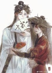 2boys absurdres ajirogasa apple black_hair black_veil blue_eyes brown_hair calligraphy chinese_clothes chinese_commentary closed_mouth dao_gui_yi_xian faux_traditional_media folding_fan food fruit hair_bun hair_ornament hair_stick hand_fan hand_fan_writing hanfu hat height_difference highres holding holding_fan holding_food holding_fruit holding_sword holding_weapon ink_wash_painting li_huowang long_hair long_sleeves looking_at_another looking_at_viewer male_focus multiple_boys open_mouth paper_fan red_eyes red_hanfu robe seal_impression single_hair_bun smile straw_hat sword teeth upper_body veil watercolor_effect watermark weapon weibo_watermark weimao white_background white_hanfu xinjinjumin9054866 yaoi zhuge_yuan