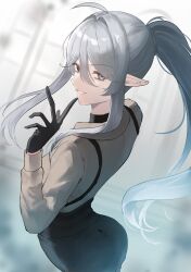 1girl absurdres ahoge black_gloves commentary english_commentary eyelashes from_behind geega_(vtuber) gloves grey_eyes grey_hair hair_between_eyes heterochromia high_ponytail highres indie_virtual_youtuber long_hair long_sleeves looking_at_viewer looking_back ni_kumo_tsuku_ni pointy_ears ponytail red_eyes sidelocks skirt smile solo suspender_skirt suspenders virtual_youtuber