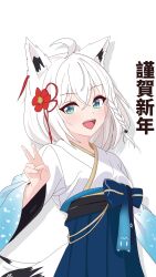 1girl :d absurdres ahoge animal_ear_fluff animal_ears aqua_eyes bilingual_commentary blue_bow blue_hakama bow braid chinese_text crossed_bangs flower fox_ears fox_girl fox_tail hair_between_eyes hair_flower hair_ornament hakama hakama_skirt hand_up highres hololive japanese_clothes kimono looking_at_viewer medium_hair mixed-language_commentary official_alternate_costume open_mouth red_flower shadow shirakami_fubuki shirakami_fubuki_(new_year) side_braid skirt smile solo tail teeth translated upper_body upper_teeth_only v white_background white_hair white_kimono wide_sleeves yumespage