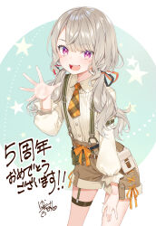 1girl :d brown_shorts collared_shirt commentary_request cowboy_shot facial_mark fang garter_straps grey_hair hair_ribbon hand_up highres komori_met komori_met_(6th_costume) long_hair long_sleeves looking_at_viewer low_twintails necktie official_alternate_costume open_mouth orange_necktie parted_bangs plaid_clothes plaid_necktie purple_eyes ribbed_shirt ribbon shirt short_necktie short_shorts shorts simple_background single_garter_strap smile solo suspender_shorts suspenders teeth thigh_strap translation_request triangle triangle_facial_mark twintails upper_teeth_only virtual_youtuber vspo! waving white_shirt yuuki_hagure