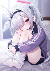 1girl ahoge alternate_costume alternate_hairstyle bandaid bed black_choker black_eyes black_hairband blue_archive blush bow braid choker collarbone colored_inner_hair fukemachi hair_bow hair_over_one_eye hairband halo highres jacket long_hair looking_at_viewer multicolored_hair on_bed one_eye_covered open_mouth pink_hair plana_(blue_archive) purple_jacket red_halo side_ponytail smile solo track_jacket white_bow white_hair