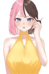 1girl bare_shoulders black_hair blue_eyes blush breasts brown_hair collarbone dress halterneck hand_up hane_hitsuji_(hanehituji07) highres large_breasts looking_at_viewer multicolored_hair open_mouth pink_hair short_hair simple_background sleeveless sleeveless_dress solo split-color_hair tachibana_hinano two-tone_hair upper_body virtual_youtuber vspo! white_background yellow_dress