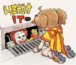 1boy 1girl ahoge back_bow black_eyes bow brown_hair clown clown_boy commentary cup disposable_cup facepaint food french_fries full_body gloves grate grin happi headset holding imadake_dabuchi_tabemi it_(stephen_king) japanese_clothes kiichi kneeling mcdonald&#039;s meme microphone parody pennywise_in_the_sewer_(meme) red_hair ronald_mcdonald scene_reference sewer sewer_grate shoes short_hair sidewalk smile socks storm_drain twintails visor_cap white_background white_socks yellow_gloves yellow_happi