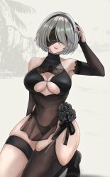 1girl 2b_(nier:automata) bare_shoulders bikini black_bikini black_gloves black_hairband black_sandals black_thighhighs blindfold breasts cleavage commentary_request elbow_gloves gloves grey_hair hairband highres large_breasts looking_at_viewer mole mole_under_mouth nier:automata nier_(series) palm_tree parted_lips partially_fingerless_gloves sandals seiza single_thighhigh sitting skindentation solo sunameri_(pixiv3564245) swimsuit thigh_strap thighhighs tree