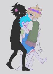 3boys ;d antenna_hair barefoot basil_(faraway)_(omori) basil_(headspace)_(omori) basil_(omori) black_skin blonde_hair blue_eyes blue_hair blue_overalls blush boy_sandwich brown_shorts collared_shirt colored_skin double-parted_bangs dual_persona film_grain flower flower_wreath full_body green_shirt green_sweater_vest grey_background hair_between_eyes hair_flower hair_ornament hand_on_another&#039;s_shoulder hands_on_another&#039;s_arms head_wreath highres looking_at_viewer male_focus multiple_boys omori one_eye_closed open_mouth overall_shorts overalls pink_flower pink_rose profile purple_flower raised_inner_eyebrows rose round_teeth saji_neko sandwiched shirt short_sleeves shorts sidelocks simple_background smile standing standing_on_one_leg stranger_(omori) sweater_vest teeth tongue upper_teeth_only white_eyes white_shirt