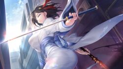 1girl action_taimanin alternate_costume aqua_eyes ass black_hair blue_sky breasts city curvy from_below game_cg holding holding_sword holding_weapon huna_(action_taimanin) japanese_clothes kimono large_breasts lilith-soft looking_at_viewer looking_back momochi_nagi official_alternate_costume ribbon shiny_clothes short_hair sky solo sword taimanin_(series) weapon white_kimono wide_hips