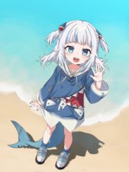 1girl animal_hood blue_eyes blue_hair blue_hoodie blue_nails blunt_bangs blush commentary english_commentary fins fish_tail gawr_gura grey_hair hair_ornament highres hololive hololive_english hood hoodie kyotomeru long_hair looking_at_viewer multicolored_hair nail_polish open_mouth outdoors shark_girl shark_hair_ornament shark_hood shark_tail sharp_teeth smile solo streaked_hair tail teeth virtual_youtuber