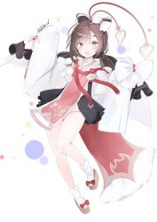 :o azur_lane bare_legs blush bottomless bow brown_hair character_name commentary_request convenient_leg dress full_body green_eyes groin hair_bow hands_up highres livetarica long_hair name_tag no_panties signature standing standing_on_one_leg staring thighs upskirt very_long_sleeves w_arms white_bow wide-eyed wide_sleeves zuihou_(azur_lane) zuihou_(joy_comes_on_fledgling_wings)_(azur_lane)