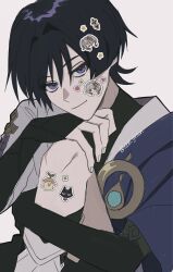1boy aranara_(genshin_impact) armor bishounen black_bodysuit black_bridal_gauntlets black_hair black_leggings blue_gemstone bodysuit bridal_gauntlets cape character_sticker closed_mouth eyeliner eyeshadow fingernails gem genshin_impact gold gold_ring grey_background hair_intakes head_rest heart_sticker highres hugging_own_legs japanese_armor japanese_clothes kimono knee_up kote kurokote leg_warmers leggings looking_at_viewer makeup male_focus middle_ring nahida_(genshin_impact) no6_gnsn purple_cape purple_eyes purple_rope red_eyeliner red_eyeshadow rope scaramouche_(cat)_(genshin_impact) scaramouche_(genshin_impact) short_sleeves smile solo star_sticker tsurime twitter_username vision_(genshin_impact) wanderer_(genshin_impact) white_kimono white_leg_warmers white_sleeves wispy_bangs