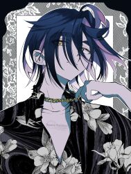 1boy absurdres aged_up ahoge black_hair black_shirt chain chain_necklace closed_mouth collared_shirt commentary_request floral_print hand_up hei_tai_(kyaputen1) highres jewelry kieran_(pokemon) long_bangs male_focus multicolored_hair necklace nintendo pokemon pokemon_sv shirt solo two-tone_hair undershirt upper_body yellow_eyes