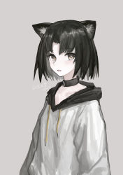 1girl absurdres alternate_costume animal_ears arknights black_choker black_hair cat_ears choker commentary_request drawstring grey_background grey_eyes highres hood hoodie long_sleeves looking_at_viewer mandragora_(arknights) parted_lips short_hair simple_background solo upper_body white_hoodie yitai_zhi_meng