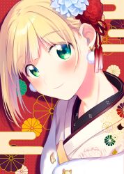 1boy androgynous blonde_hair blush closed_mouth commentary_request earrings egasumi flower fuji_fujino green_eyes hair_flower hair_ornament head_tilt highres japanese_clothes jewelry kikumon kimono looking_at_viewer male_focus nijisanji official_alternate_costume pom_pom_(clothes) pom_pom_earrings print_kimono red_background red_flower short_hair smile solo suzuya_aki suzuya_aki_(4th_costume) tassel tassel_hair_ornament trap upper_body virtual_youtuber white_flower white_kimono