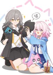 2girls aged_down black_cat black_choker black_coat black_gloves blue_coat blue_eyes blue_skirt bow camera cat chinese_commentary chinese_text choker coat commentary_request cropped_shirt earrings full_body gloves grey_hair highres holding holding_camera honkai:_star_rail honkai_(series) jewelry march_7th_(honkai:_star_rail) milk_tea multicolored_eyes multiple_girls official_alternate_costume official_alternate_design open_clothes open_coat pink_cat pink_eyes pink_hair pink_pupils qxs shirt single_earring skirt smile stelle_(honkai:_star_rail) trailblazer_(honkai:_star_rail) two-tone_eyes white_shirt yellow_eyes yellow_pupils