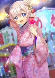 1girl :d asumi_shuo blue_eyes blurry blurry_background blush braid brown_hair candy_apple commentary_request depth_of_field double_bun floral_print food hair_between_eyes hair_bun holding holding_food japanese_clothes kimono kou_hiyoyo lantern long_sleeves looking_at_viewer low_twintails market_stall night night_sky obi open_mouth outdoors paper_lantern pink_kimono print_kimono sash sky smile solo star_(sky) starry_sky twin_braids twintails virtual_youtuber voicepeak wide_sleeves