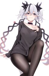 1girl absurdres artist_name black_hair black_pantyhose blush breasts camellya_(wuthering_waves) chromatic_aberration collarbone cowboy_shot crossed_bangs fingernails grey_eyes hair_between_eyes highres long_hair looking_to_the_side medium_breasts multicolored_hair pantyhose pr_ponnyan sidelocks simple_background smile solo two-tone_hair white_background white_hair wuthering_waves