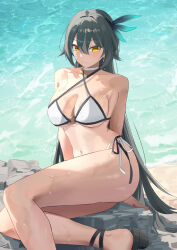 1girl absurdres arm_support bare_shoulders bikini breasts cleavage closed_mouth commentary criss-cross_halter earrings foot_out_of_frame green_hair hair_between_eyes halterneck highres honkai_(series) honkai_impact_3rd jewelry large_breasts lilin_(pixiv_25958194) long_hair looking_at_viewer navel shore side-tie_bikini_bottom smile solo stomach swimsuit thighs very_long_hair vita_(honkai_impact) wet yellow_eyes