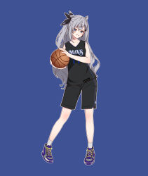 1girl ball basketball_(object) basketball_jersey basketball_uniform black_shorts blue_background breasts commentary cone_hair_bun contrapposto dallas_mavericks double_bun earrings english_commentary full_body grey_socks hair_bun hair_ribbon highres hololive hololive_indonesia jewelry long_hair ribbon shoes shorts small_breasts smile sneakers snkagawa socks solo sportswear very_long_hair vestia_zeta virtual_youtuber