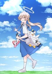 1girl absurdres assault_rifle black_necktie blue_archive blue_skirt blue_sky brown_hair bullpup cloud cloudy_sky dress flat_chest grass gun gun_sling halo hifumi_(blue_archive) highres kghazir l85 long_hair looking_at_viewer low_twintails malaysian_secondary_school_uniform necktie open_mouth pinafore_dress rifle school_uniform shoes skirt sky sleeveless sleeveless_dress smile socks solo twintails weapon white_bag white_shoes white_socks yellow_eyes yellow_halo
