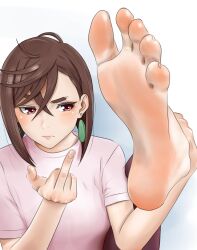 1girl absurdres ayase_momo barefoot brown_hair brown_leggings closed_mouth crossed_bangs dandadan earrings eyelashes feet foot_focus foot_out_of_frame foreshortening grey_background hand_on_own_leg hands_up highres jewelry leg_up leggings looking_at_viewer medium_hair middle_finger pink_shirt red_eyes shirow_(mha03133) shirt short_sleeves soles solo toenails toes