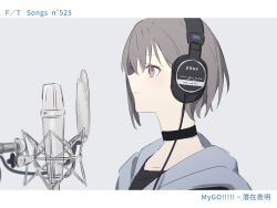 1girl bang_dream! bang_dream!_it&#039;s_mygo!!!!! black_choker choker closed_mouth commentary grey_hair grey_jacket headphones highres jacket kanade_(kanade_3344) microphone pink_eyes pop_filter short_hair solo sony takamatsu_tomori the_first_take