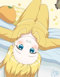 1girl 5mime5 blonde_hair blue_eyes blush collarbone collared_pajamas collared_shirt dutch_angle eighth_note eyelashes food food-themed_pillow fruit grin highres kagamine_rin looking_at_viewer lying musical_note musical_note_print on_back on_bed orange_(fruit) pajamas pillow plaid_pillow quarter_note shirt signature smile solo star_(symbol) star_print stuffed_food stuffed_toy upside-down vocaloid yellow_pajamas yellow_pillow