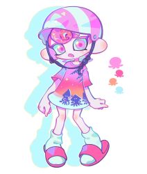 1girl animal_print blue_socks commentary_request eyelashes fang full_body helmet highres korean_commentary looking_at_viewer nintendo octoling octoling_girl octoling_player_character octopus octopus_girl open_mouth oversized_clothes oversized_shirt pink_eyes pink_hair pink_sandals print_shirt sandals shirt short_hair short_sleeves simple_background socks solo splatoon_(series) squid_print tentacle_hair ufo_sw white_background white_socks