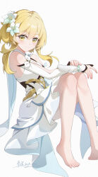 1girl 2025 absurdres bare_legs bare_shoulders barefoot blonde_hair closed_mouth dress feet flower genshin_impact hair_between_eyes hair_flower hair_ornament harutatsunoki highres knees_up legs long_hair long_sidelocks looking_at_viewer lumine_(genshin_impact) short_hair short_hair_with_long_locks sidelocks signature simple_background smile solo toes white_background white_dress white_flower yellow_eyes