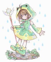 1girl alpaca_carlesi bare_shoulders boots brown_hair cardcaptor_sakura closed_mouth commentary detached_sleeves english_commentary eyelashes frog_raincoat full_body green_boots green_raincoat hair_ornament hairclip holding holding_staff hood hood_up kinomoto_sakura kinomoto_sakura_(frog) leaf puddle rain raincoat signature simple_background smile solo staff white_background