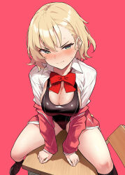 1girl blonde_hair blush bow bowtie breasts cleavage closed_mouth green_eyes highres kekemotsu large_breasts looking_at_viewer original red_background red_bow red_bowtie shirt simple_background sitting solo white_shirt