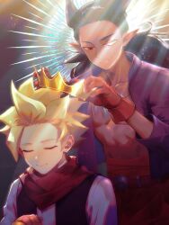 Rule 34 | 2boys, belt, black hair, black vest, blonde hair, closed eyes, collarbone, commentary request, crown, dark-skinned male, dark skin, dragon quest, dragon quest builders 2, gloves, grey background, hair horns, high-waist pants, highres, holding, holding crown, jewelry, looking at another, looking down, low ponytail, male builder (dqb2), male focus, multiple boys, muscular, muscular male, nashi kashi, neckerchief, necklace, open clothes, open shirt, orange pants, own hands clasped, own hands together, pants, pointy ears, ponytail, purple shirt, red belt, red eyes, red gloves, red neckerchief, shirt, short hair, sidoh (dqb2), smile, tooth necklace, twitter username, upper body, vest, white shirt, yellow gloves