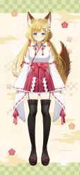 1girl animal_ear_fluff animal_ears black_thighhighs blonde_hair blue_eyes breasts brown_background brown_sandals checkered_background closed_mouth commentary_request detached_sleeves flower fox_ears fox_girl fox_tail full_body garter_straps hair_flower hair_ornament hakama hakama_short_skirt hakama_skirt highres indie_virtual_youtuber japanese_clothes kimono long_hair long_sleeves low_twintails medium_breasts myusha nontraditional_miko red_hakama ribbon-trimmed_sleeves ribbon_trim sandals skirt sleeveless sleeveless_kimono sleeves_past_wrists smile solo tabi tail thighhighs twintails very_long_hair virtual_youtuber white_flower white_kimono white_sleeves wide_sleeves yuzunoki_momi zouri