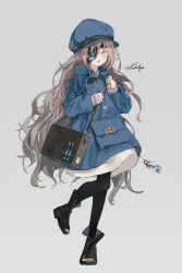 1girl absurdres artist_name bag black_boots black_pantyhose blue_coat blue_hat boots brown_bag brown_hair coat commentary_request dress eyepatch full_body grey_background hat highres holding_strap long_hair long_sleeves looking_at_viewer newsboy_cap open-toe_boots original pantyhose pocket purple_eyes shoulder_bag simple_background sleeves_past_wrists smile solo standing standing_on_one_leg very_long_hair watakokyu wavy_hair white_dress