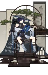 1boy adapted_costume alternate_universe anemo_symbol_(genshin_impact) arm_rest armor bare_shoulders belt black_belt black_boots black_bow black_bridal_gauntlets black_jacket blue_cape blue_gemstone blue_hat blunt_ends boots bow bridal_gauntlets bright_pupils cape chair chinese_clothes chinese_knot closed_mouth clothes_down cloud_print cup eyeliner eyeshadow feathers full_body gem genshin_impact gold gold_ring hat highres holding holding_cup jacket japanese_armor jingasa kettle kote kurokote lofter_username looking_at_viewer makeup male_focus mandarin_collar middle_ring miemiebei open_hands pelvic_curtain purple_eyes purple_hair purple_rope purple_sash red_eyeliner red_eyeshadow rope sash scaramouche_(genshin_impact) shorts sitting smile solo spread_legs table tangzhuang tassel tsurime twitter_username vision_(genshin_impact) wanderer_(genshin_impact) white_pupils white_shorts wooden_floor yellow_feathers