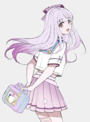 1girl aqua_sailor_collar bag belt belt_buckle belt_collar black_belt blunt_bangs bow brown_eyes buckle chinese_commentary collar colored_tips commentary cowboy_shot dimensional_leap_(shining_nikki) dot_nose floating_hair grey_background hair_bow handbag happy highres holding holding_bag holding_behind_back looking_at_viewer looking_back midriff miniskirt multicolored_hair nikki_(series) open_mouth pink_sailor_collar pink_thighhighs pleated_skirt purple_bag purple_bow purple_hair purple_skirt sailor_collar school_uniform serafuku shining_nikki shirt short_sleeves simple_background single_thighhigh skirt sleeve_bow smile solo standing tareme thighhighs two-tone_sailor_collar white_bow white_shirt youyidianqingming
