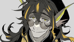 1boy arknights black_hair blonde_hair brown_hair chinese_commentary close-up commentary_request fins furry furry_male grey-tinted_eyewear grey_background head_fins highres kaifei_(kaifei_29) lee_(arknights) long_hair looking_at_viewer multicolored_hair simple_background smile streaked_hair sunglasses tinted_eyewear upper_body yellow_eyes